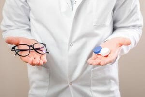 Contact Lenses vs glasses | Blog - Buy Contact Lenses in pakistan @ lenspk.com